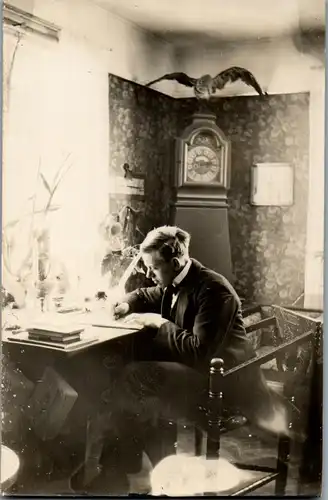 22068 - Aufnahme - Mann am Schreibtisch v. 1924