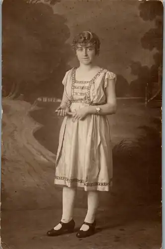 22074 - Aufnahme - Frau im Kleid mit Widmung v. 1921