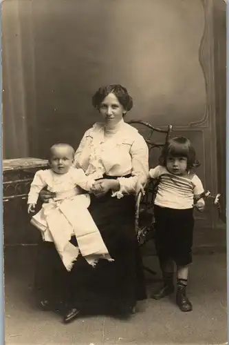 22077 - Aufnahme - Frau mit zwei Kindern