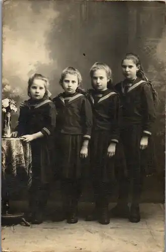 22519 - Aufnahme - Vier Kinder , Mädchen in Uniform v. 1916