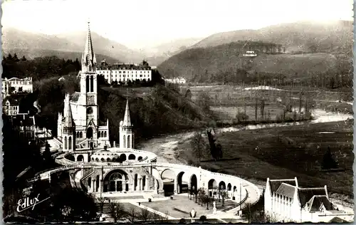 22665 - Frankreich - Lourdes , La Basilique vue du Chateau Fort - gelaufen 1959