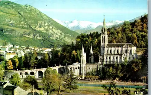 22755 - Frankreich - Lourdes , La Basilique et le Pic du jer - gelaufen 1979