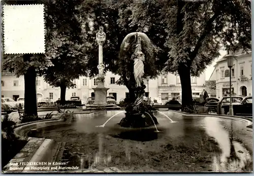 22959 - Kärnten - Feldkirchen , Brunnen am Hauptplatz und Mariensäule  - gelaufen
