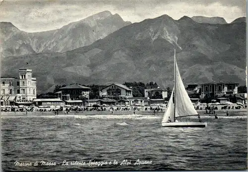 23203 - Italien - Marina di Massa , La ridente Spiaggia e le Alpi Apuane - gelaufen 1954