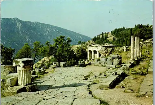 23798 - Griechenland - Delphes , Delphi , Vue de la Voie Sacree devant le Tresor des Atheniens , Straßße vor dem Schatzhaus - gelaufen 1984