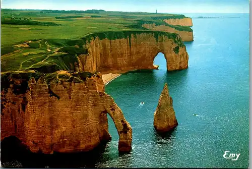 23997 - Frankreich - Etretat , Vue aerienne , Contre jour sur les falaises - gelaufen 1983