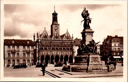 33243 - Frankreich - Saint Quentin , Le Monument de la Defense et Hotel de Ville - gelaufen 1933