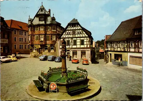 33767 - Deutschland - Heppenheim an der Bergstraße , Marktbrunnen mit Liebig Apotheke , Auto , VW Käfer - gelaufen 1965