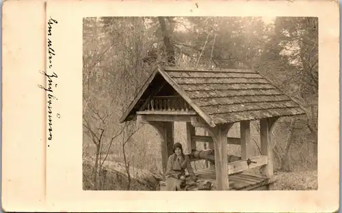 33876 - Aufnahme - Österreich , Frau am alten Zugbrunnen