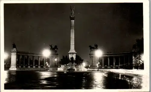 34180 - Ungarn - Budapest , Millenium Denkmal - nicht gelaufen