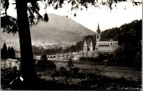 34735 - Frankreich - Lourdes , La Basilique et le Pic du Jer - gelaufen 1954