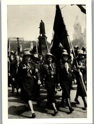 35354 - Zigarettenbilder - Männer und Ereignisse unserer Zeit , Serie I , Nr. 124 , Mädchengruppe im Berliner Lustgarten