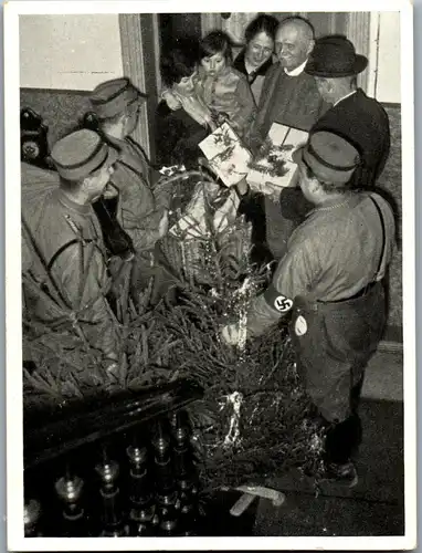 35399 - Zigarettenbilder - Männer und Ereignisse unserer Zeit , Serie II , Nr. 32 , SA Leute verteilen Weihnachtsspenden des Winterhilfswerkes
