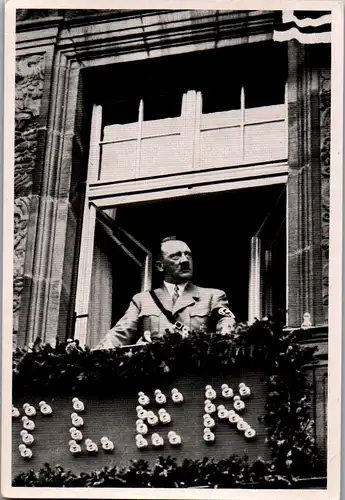 35457 - Sammelbilder - Sammelwerk Nr. 15 , Adolf Hitler , Gruppe 67 , Bild Nr.: 127 , In der Stadt der Parteitage , Am Fenster desHotels Deutscher Hof in Nürnberg