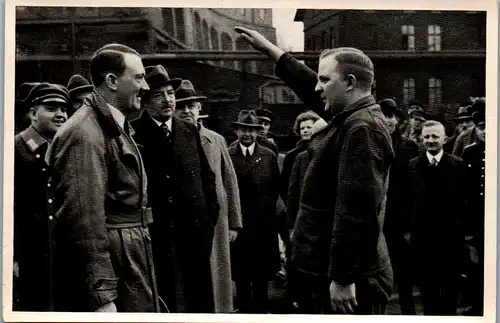 35493 - Sammelbilder - Sammelwerk Nr. 15 , Adolf Hitler , Gruppe 64 , Bild Nr.: 92 , Besuch in einer Fabrik , Ein Vertreter der Belegschaft begrüßt den Führer