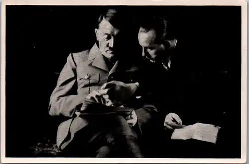 35498 - Sammelbilder - Sammelwerk Nr. 15 , Adolf Hitler , Gruppe 67 , Bild Nr.: 71 , Reichspressechef Dr. Dietrich unterbreitet dem Führer Presseberichte