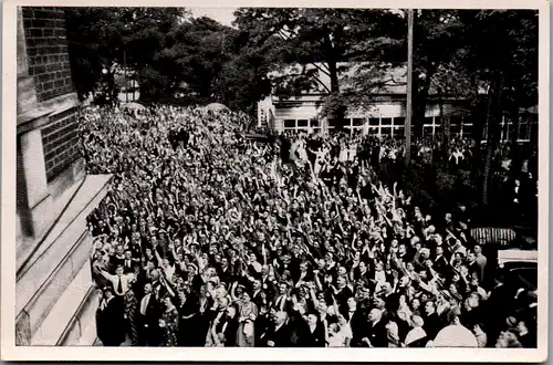 35499 - Sammelbilder - Sammelwerk Nr. 15 , Adolf Hitler , Gruppe 67 , Bild Nr.: 102 , Besucher der Bayreuther Festspiele begrüßen den Führer