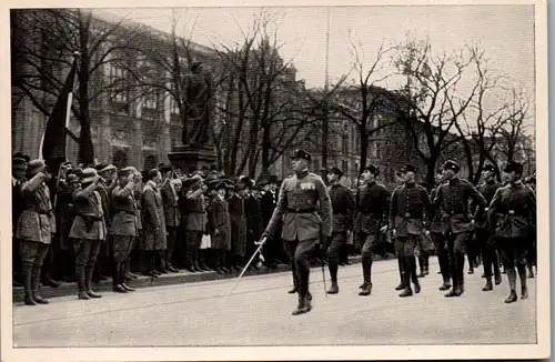 35572 - Sammelbilder - Sammelwerk Nr. 8 , Deutschland erwacht , Gruppe 32 , Bild Nr.: 24 , Freikorps Oberland marschiert vor Adolf Hitler nach der Einweihung des Gefallenendenkmals