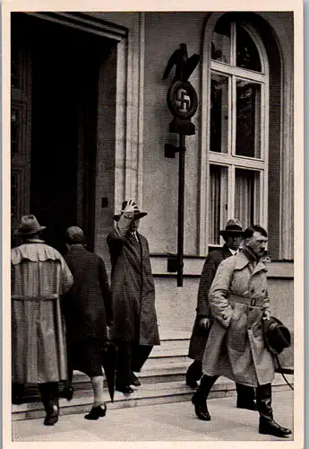 35573 - Sammelbilder - Sammelwerk Nr. 8 , Deutschland erwacht , Gruppe 28 , Bild Nr.: 49 , Adolf Hitler verläßt das Braune Haus in München