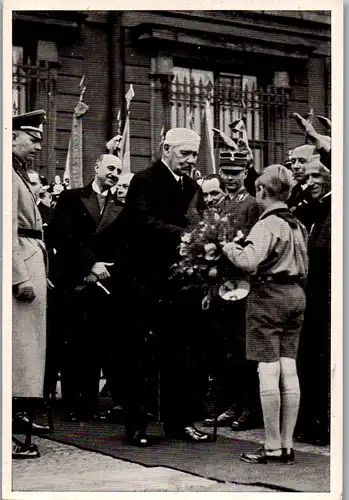 35590 - Sammelbilder - Sammelwerk Nr. 8 , Deutschland erwacht , Gruppe 28 , Bild Nr.: 129 , Hitlerjugend grüßt den Generalfeldmarschall am Tage der Arbeit