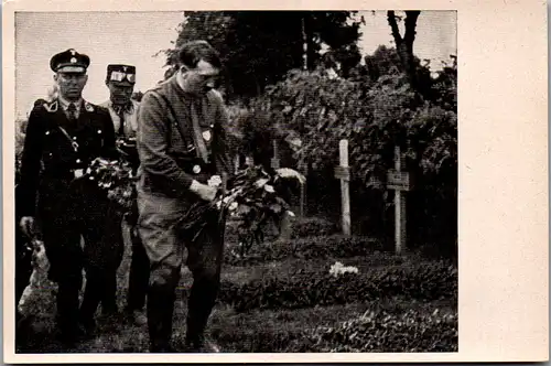 35642 - Sammelbilder - Sammelwerk Nr. 8 , Deutschland erwacht , Gruppe 32 , Bild Nr.: 181 , Der Führer auf dem Heldenfriedhof in Hohenstein , Ostpreussen