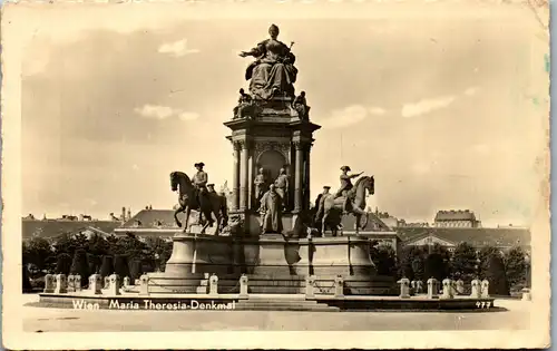 35831 - Wien - Maria Theresia Denkmal - gelaufen