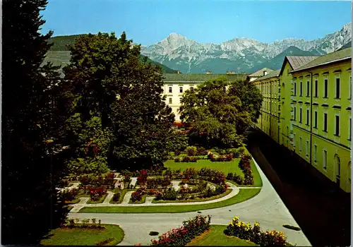 36552 - Steiermark - Admont , Stift , Innerer Stiftshof mit Blumenanlagen , Blick zu den Haller Mauern - nicht gelaufen