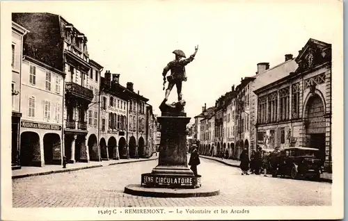 37525 - Frankreich - Remiremont , Le Volontaire et les Arcades - nicht gelaufen