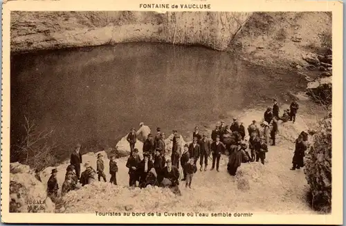 38161 - Frankreich - Fontaine de Vaucluse , Touristes au bord de la Cuvette ou l'eau semble dormir - nicht gelaufen