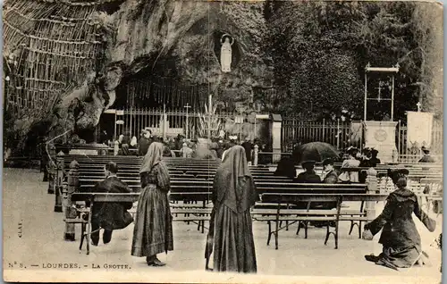 38532 - Frankreich - Lourdes , La Grotte - gelaufen