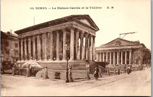 38561 - Frankreich - Nimes , La Maison Carree et le Theatre - nicht gelaufen