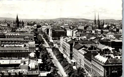 39313 - Wien - Ringstraße mit Rathaus und Votivkirche - gelaufen 1967