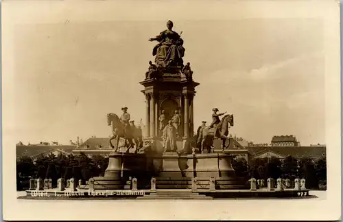 39616 - Wien - Maria Theresia Denkmal - gelaufen 1943