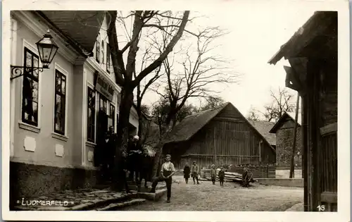 40112 - Niederösterreich - Ludmerfeld , Partie an der Straße , Gasthof , Kinder - gelaufen 1931