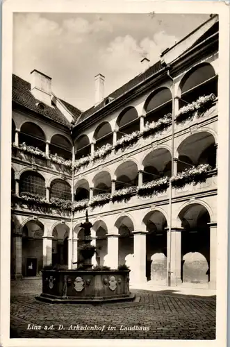 40128 - Oberösterreich - Linz an der Donau , Arkadenhof im Landhaus - gelaufen