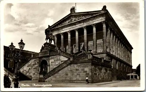 41008 - Deutschland - Berlin , Nationalgalerie - gelaufen