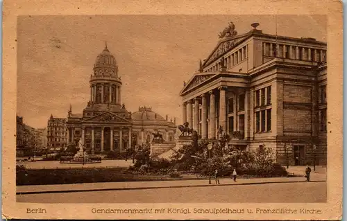 41077 - Deutschland - Berlin , Gendarmenmarkt mit Königl. Schauspielhaus u. Französische Kirche - gelaufen