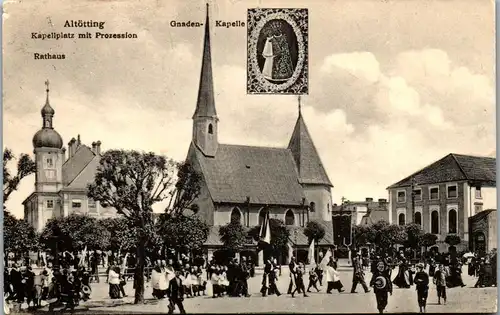 41260 - Deutschland - Altötting , Kapellplatz mit Prozession , Rathaus , Gnadenkapelle - gelaufen