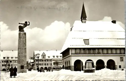41601 - Deutschland - Freudenstadt , Schwarzwald , Stadthaus mit Gedenksäule - gelaufen