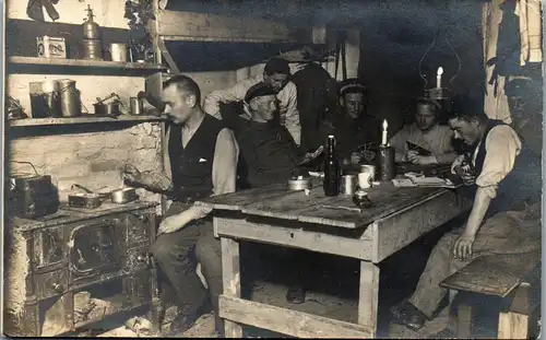 41799 - Deutschland - Männerpartie beim Kartenspiel