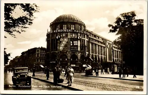 41833 - Deutschland - Berlin , Potsdamer Platz mit Haus Vaterland , Kempinski - gelaufen