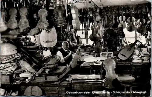 43133 - Deutschland - Mittenwald , Geigenbaumeister Johann Reiter , Schöpfer der Oktavgeige - gelaufen 1956