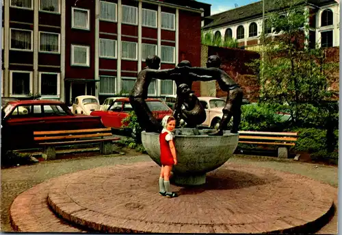43917 - Deutschland - Aachen , Der Türelüre-Lißje-Brunnen in Aachen - gelaufen