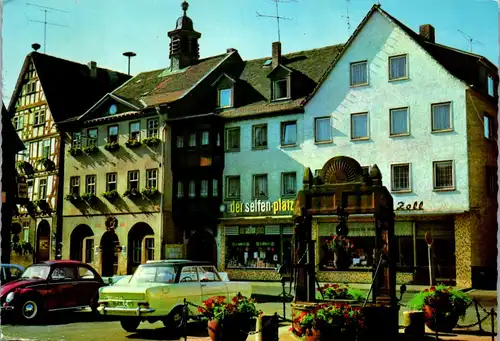 45227 - Deutschland - Nidda , Marktplatz mit Rathaus , Der Seifen Platz , VW Käfer - gelaufen