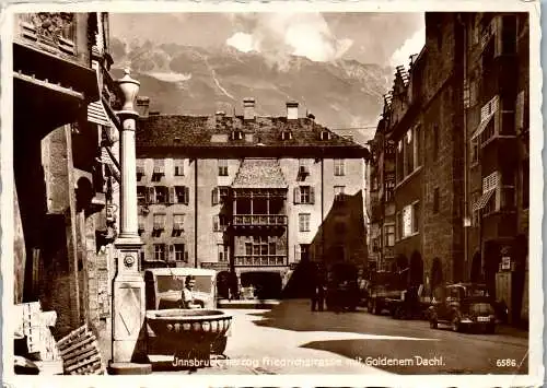 47570 - Tirol - Innsbruck , Herzog Friedrich Straße mit Goldenem Dachl , Auto - gelaufen