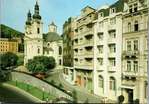 48309 - Tschechische Republik - Karlovy Vary , Renovovane lazenske domy s kostelem Mari Magdaleny
