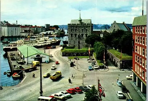 48393 - Norwegen - Bergen , Havnen med Hakonshallen - nicht gelaufen
