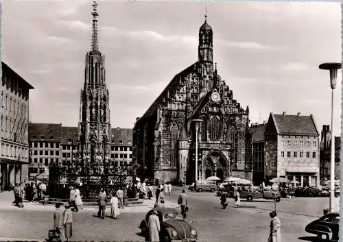 48567 - Deutschland - Nürnberg , Schöner Brunnen mit Frauenkirche , VW Käfer - nicht gelaufen