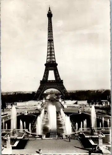 48969 - Frankreich - Paris , Les Fontaines du Palais de Chaillot et la Tour Eiffel - gelaufen 1941