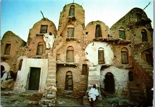 50472 - Tunesien - Medenine , Habitation traditionnelle - gelaufen 1983